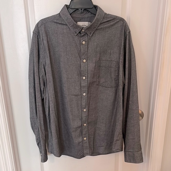 Men's Classic Gray Button-Up Shirt - Picture 2 of 8